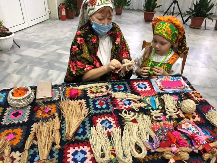 Жительница Нурлатского района мастерит куклы-обереги своими руками
