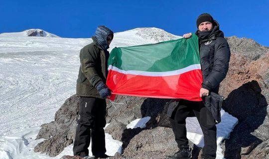 Муфтий поднял флаг Татарстана на самой высокой вершине России и Европы