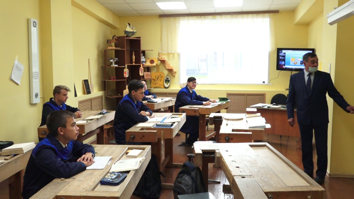 Вахит Вилданов обучает воспитанников коррекционной школы столярному делу