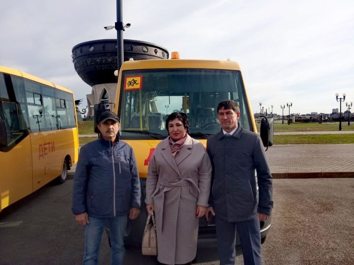 Нурлатцы приняли ключи от нового автобуса из рук Президента РТ Рустама Минниханова
