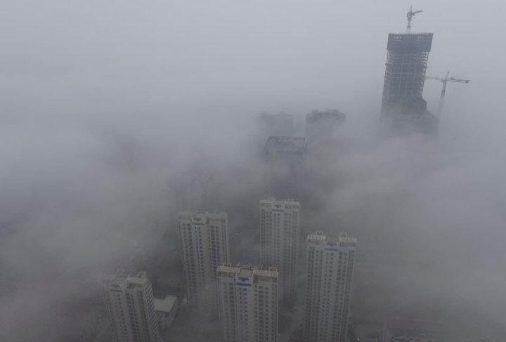 Екатеринбург окутал сильнейший смог, а дым уже достиг и Челябинской области