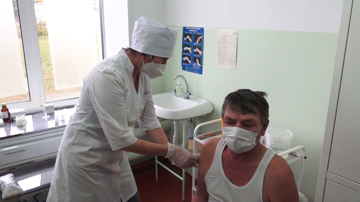 Еще 40 сельчан прошли вакцинацию в Караульно-Горском фельдшерско-акушерском пункте
