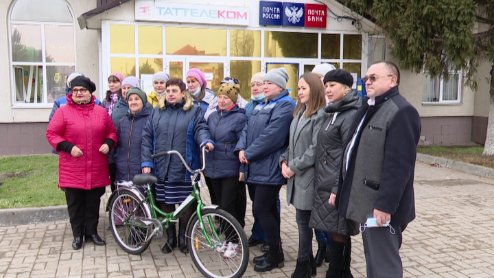 Почтальон Лилия Ильмухина получила в подарок велосипед