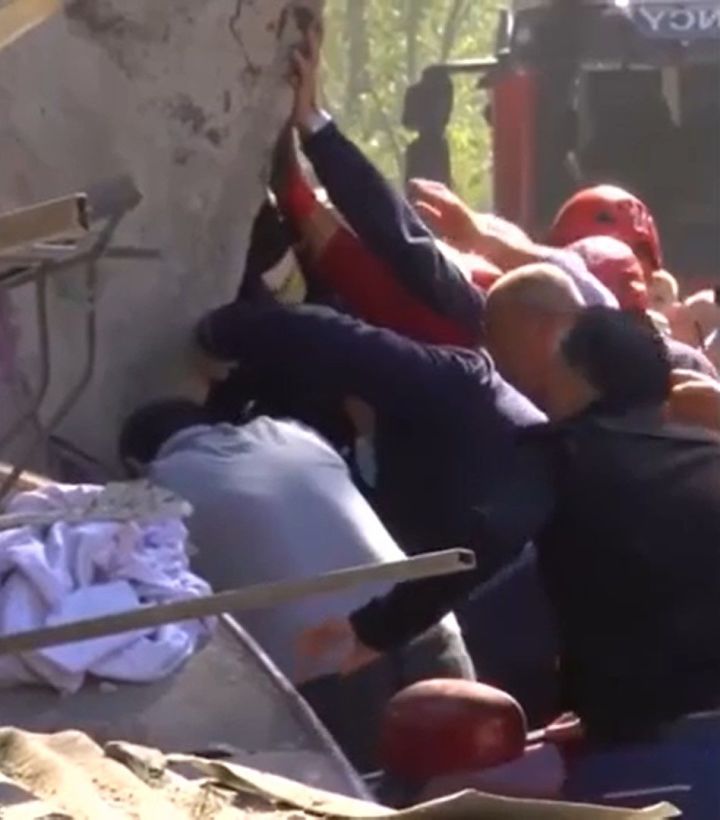 В Батуми спасатели и местные жители пытаются вытащить людей из-под завала семиэтажного дома