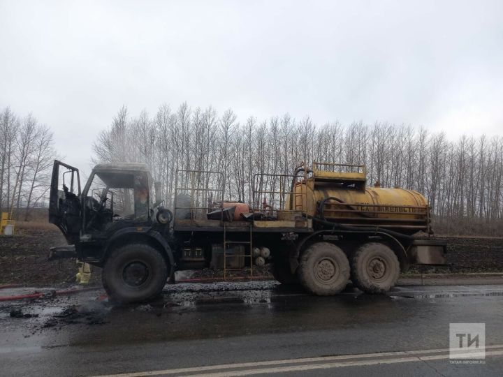 В Татарстане на трассе во время движения загорелся грузовой автомобиль