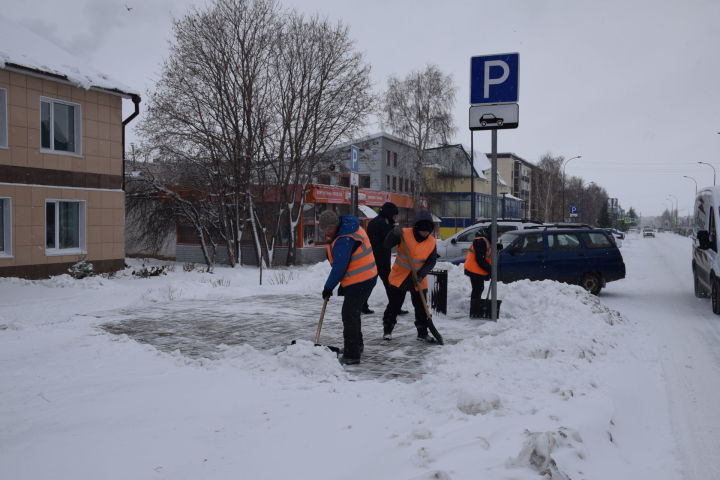 Нурлатские коммунальщики ежедневно очищают город от снега