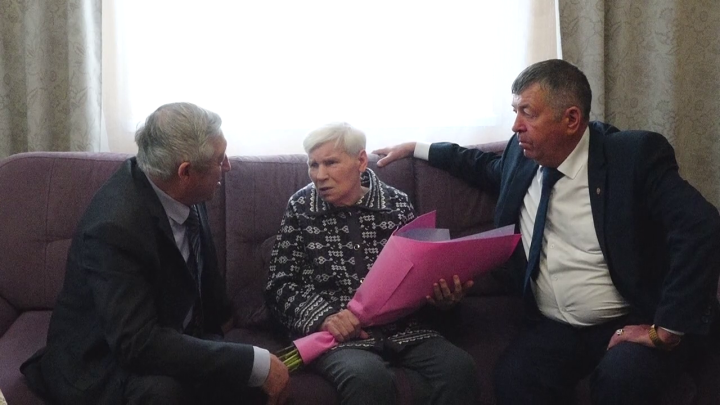 Марию Спасову с юбилеем поздравило руководство района