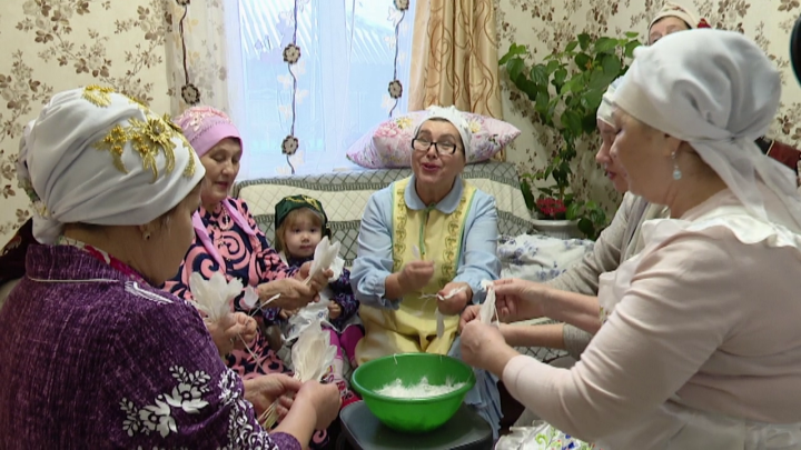 Члены Нурлатского отделения Всемирного Конгресса татар наполнили подушки гусиным пером и пухом