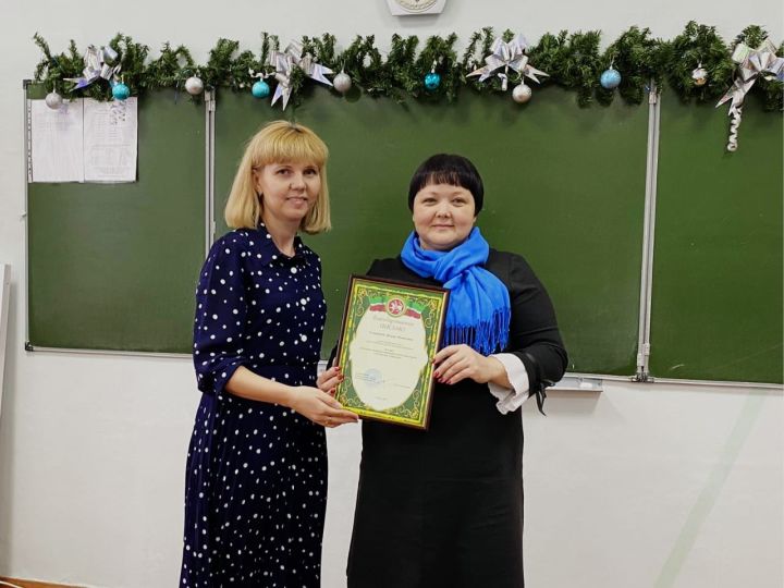 В Нурлате учителя наградили Благодарственным письмом за вклад в развитие системы потребительского образования