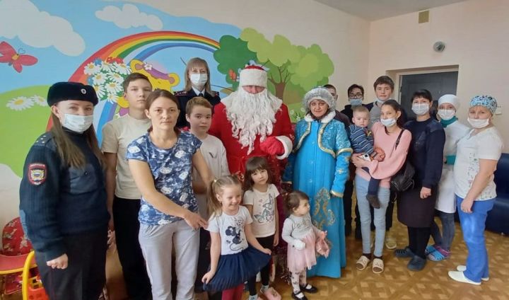 Правоохранители Нурлата вручили детям новогодние подарки