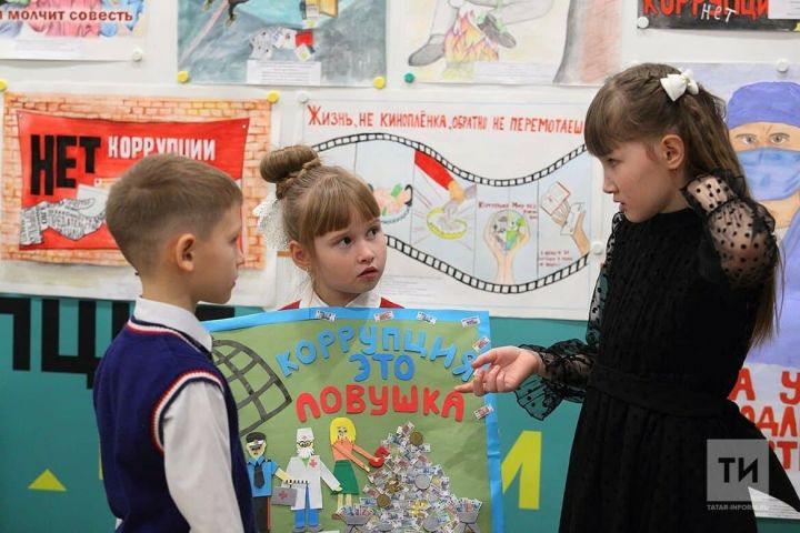 Юных победителей конкурса творчества против коррупции чествовали в Казанском Кремле