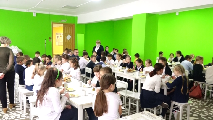 Людмила Рыбакова оценила организацию горячего питания в школе №4