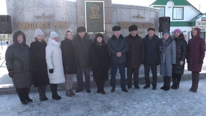 Руководство и общественность Нурлата  почтили память Героя Соц.труда Габбаса  Гиматдинова