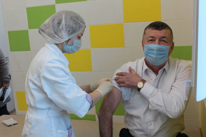 В Нурлате руководитель исполкома района подал пример, сделав прививку против коронавирусной инфекции