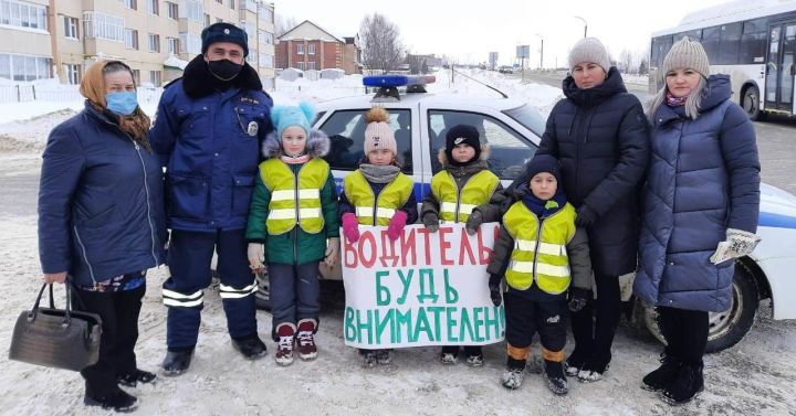 Юные помощники Госавтоинспекции республики призвали водителей соблюдать правила дорожного движения