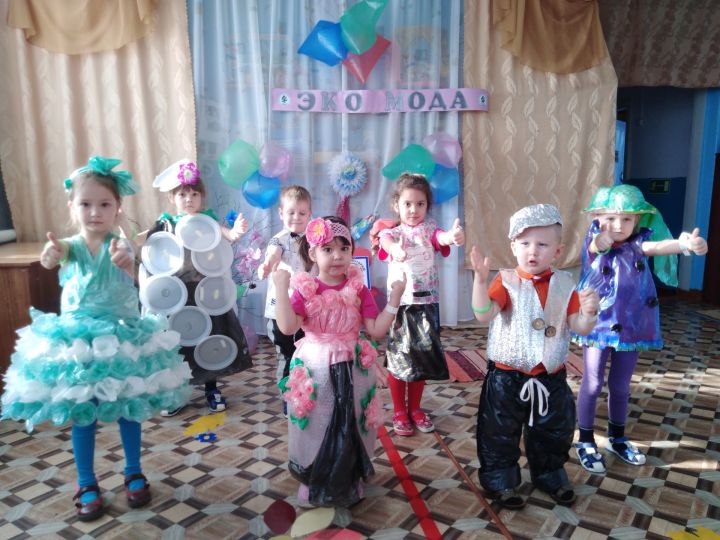 В Зареченском детском саду  для праздника «Эко-Мода» сшили костюмы из подручных средств