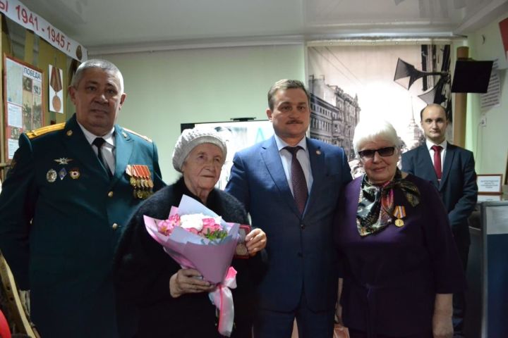 В Татарстане передали потерянную медаль за личный подвиг 92-летней сестре фронтовика
