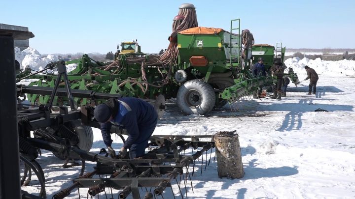 В Нурлатском районе завершается ремонт техники, которая будет задействована в весенне-полевых работах