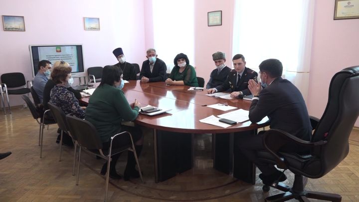 В Нурлате за круглым столом обсудили  обстановку, связанную с иностранными гражданами