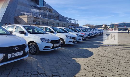 Президент Татарстана поздравил росгвардейцев и вручил ключи от новых служебных автомобилей