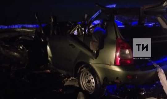 В Татарстане после лобового столкновения водителя достали из искореженного авто