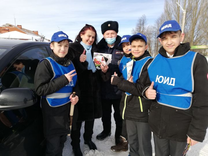 В Татарстане сотрудники Госавтоинспекции поздравляют автоледи с Международным женским днем