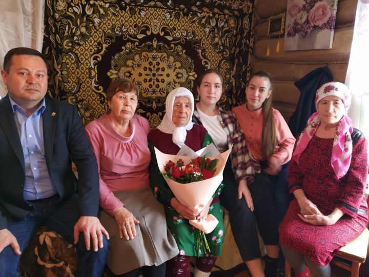 Поздравления с юбилеем принимает труженица тыла, жительница Нурлатского района Саимя Хайруллина