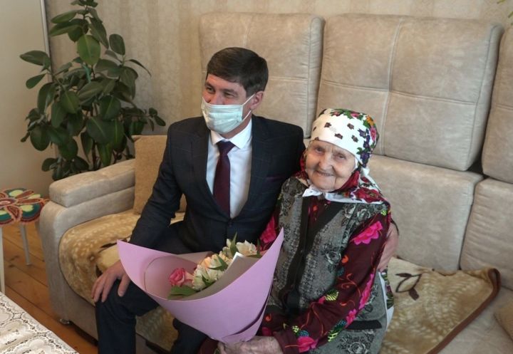 Жительница Нурлата, ветеран войны и труда Минируй Зулкарнеева отмечает 95-й юбилейный год