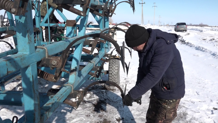 Передовой механизатор хозяйства «Сулейманов» Рамис Нямаев готовится к весенне-полевым работам