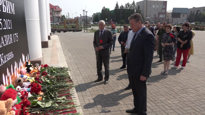 Нурлатцы возложили цветы к стихийному мемориалу возле Дворца культуры