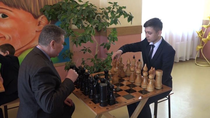 Алмаз Ахметшин принял участие в открытии  шахматной зоны нурлатской гимназии