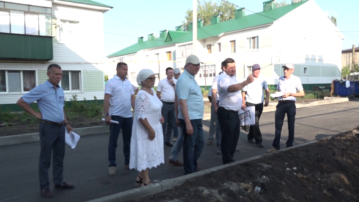 Районная комиссия посетила придомовые территории проекта «Наш двор»