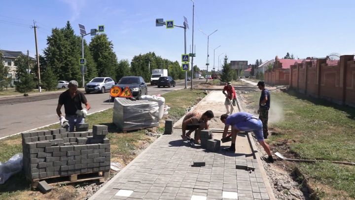 В Нурлате укладывают тротуар по улице Советская