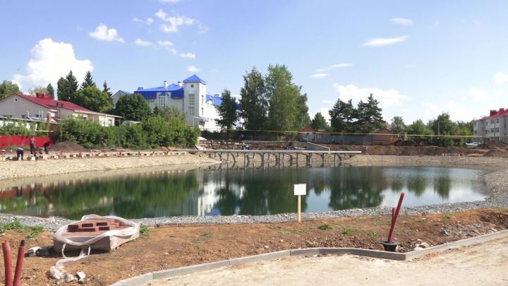 Благоустройство озера на улице Шашина завершено на 40%