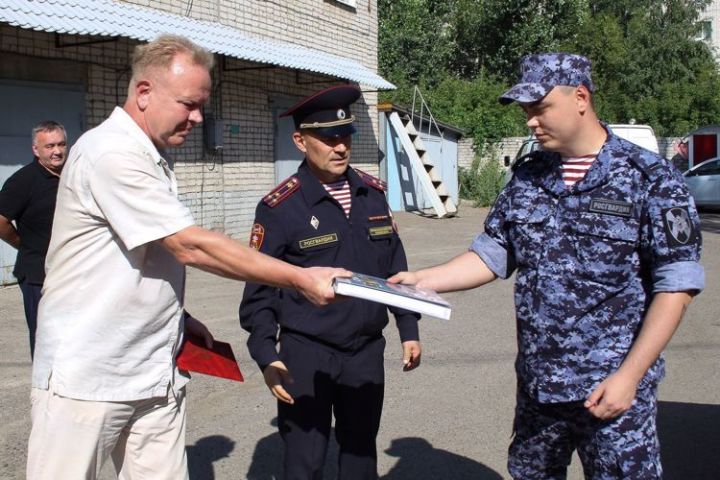 В столице республики приняли присягу молодые сотрудники вневедомственной охраны Росгвардии