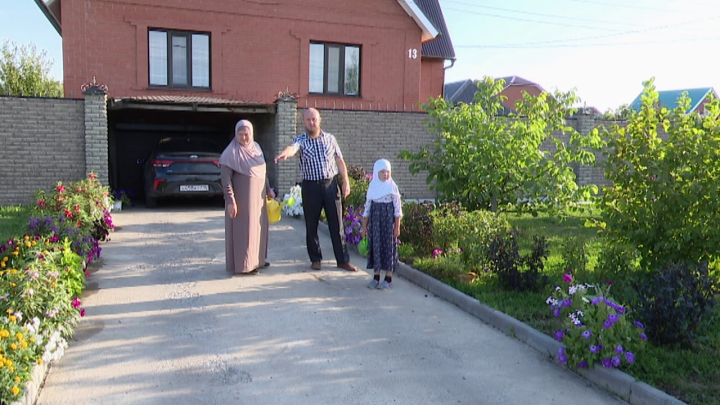 Нурлатская семья Гараевых заявилась на городской конкурс по озелению придомовой  территории