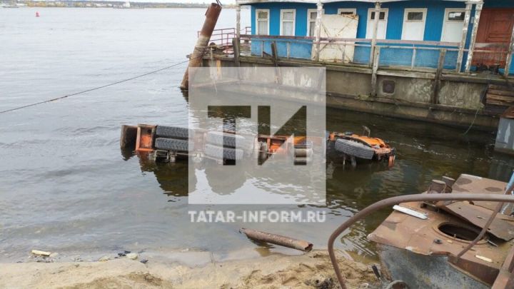 В Татарстане КамАЗ слетел в воду, подмяв под себя легковушку