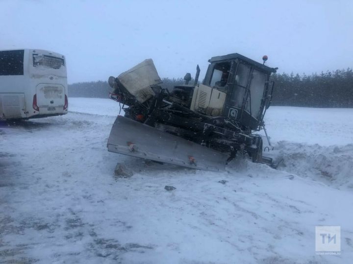 В Татарстане пять человек пострадали в аварии с участием автобуса и снегоуборочной машины