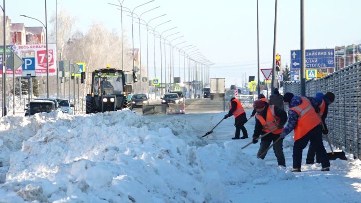 Коммунальные службы Нурлата продолжают борьбу с последствиями снегопада
