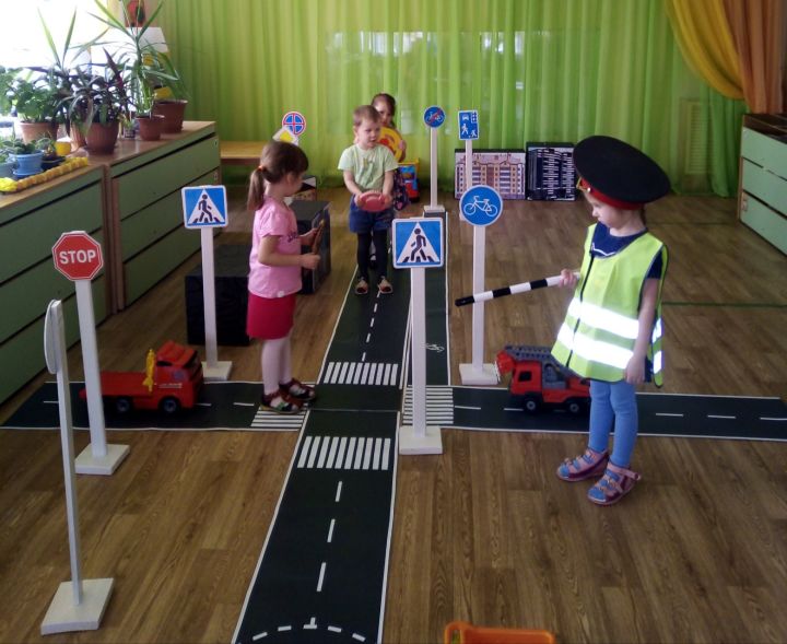 Дорожные знаки, назначение светофора и многое другое изучают воспитанники детского сада «Пчелка»