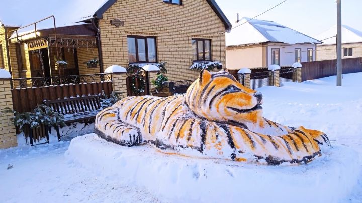 Во дворе дома Тихоновых из Нурлата появился большой снежный тигр