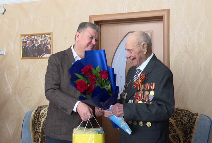 Ветеран ВОВ Александр Лебедев принимает поздравления с 95-летним юбилеем