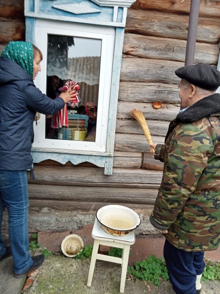 Нурлатские социальные работники помогают пожилым людям навести порядок в их домах