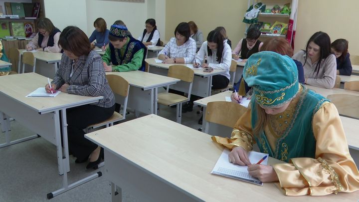 Сегодня нурлатцы присоединились к всемирной акции по проверке знаний “Татарча диктант”
