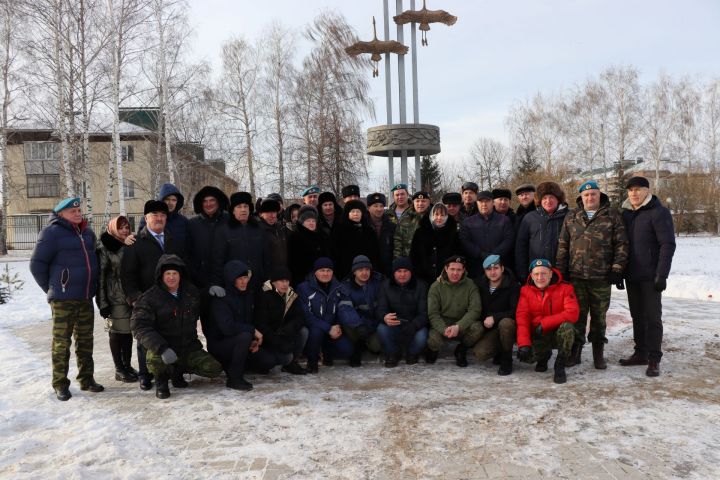 Нурлатцы возложили цветы к памятнику воинам-интернационалистам