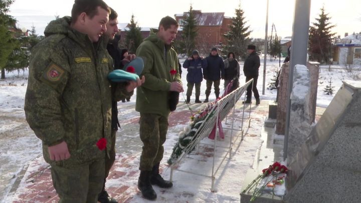 Воины-интернационалисты Нурлата возложили цветы к памятнику в Центральном парке по ул. Гагарина