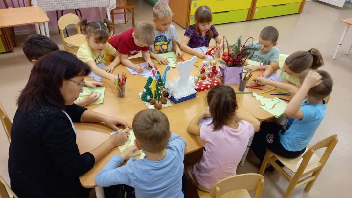 Воспитанники нурлатского детского сада «Росинка» участвуют в акции «Коробка добра»