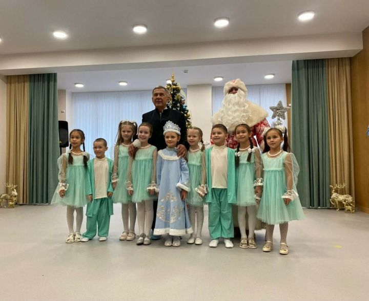 Президент РТ посетил жилой дом со встроенным детским садом в Альметьевске