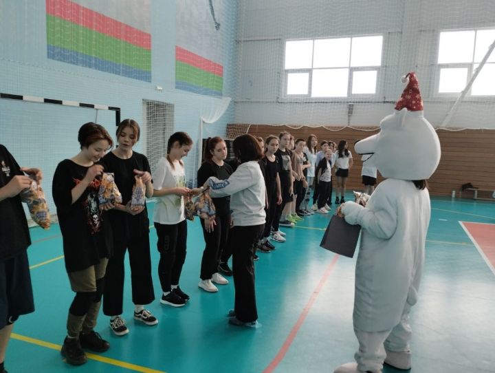 В Нурлате прошла товарищеская встреча по волейболу на призы от Деда Мороза