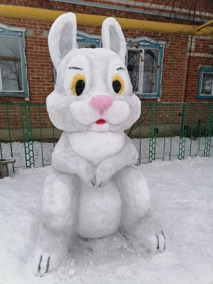 Во дворе дома Галиуллиных из Нурлатского района появился большой снежный заяц